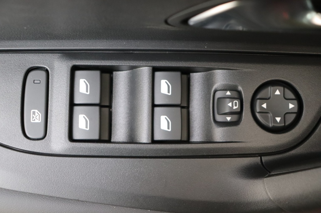 PEUGEOT 2008 Allure 1.2 Turbo 100 hp Man. 6 - ref: 7-47723 - Photo 17