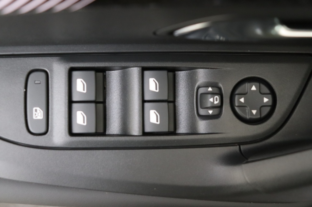 PEUGEOT 2008 Allure Hybrid 145 hp e-DSC6    - ref: 7-47726 - Photo 17