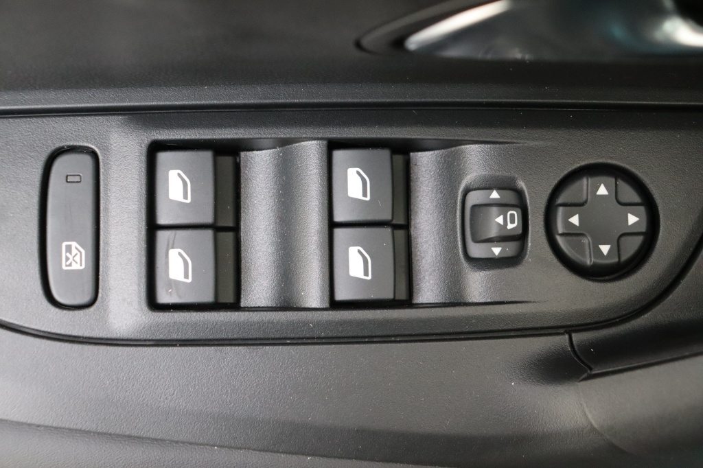 PEUGEOT 2008 Allure Hybrid 145 hp e-DSC6 - ref: 7-49256 - Photo 17