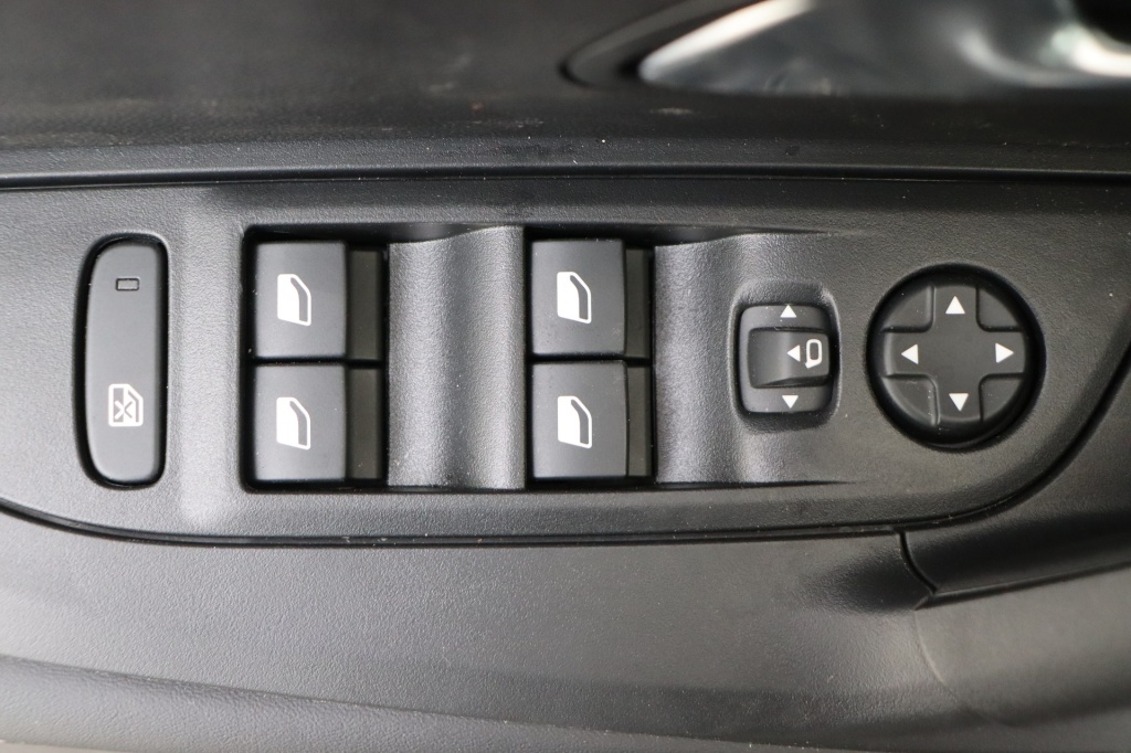 PEUGEOT 2008 Allure Hybrid 145 hp e-DSC6 - ref: 7-49260 - Photo 17