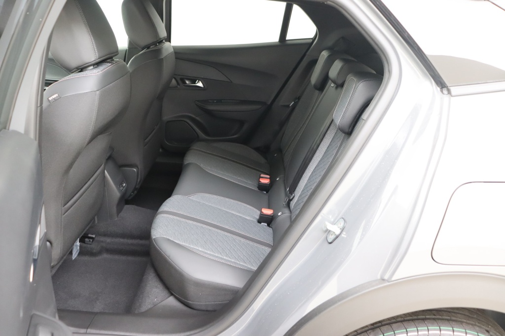 PEUGEOT 2008 Allure  1.2 Turbo 100 hp Man. 6    - ref: 7-56290 - Photo 13