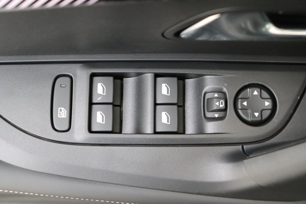 PEUGEOT 2008 Allure  1.2 Turbo 100 hp Man. 6    - ref: 7-56301 - Photo 14