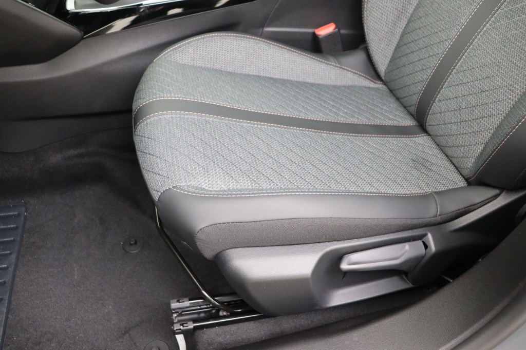 PEUGEOT 2008 Allure  1.2 Turbo 100 hp Man. 6    - ref: 7-56301 - Photo 15