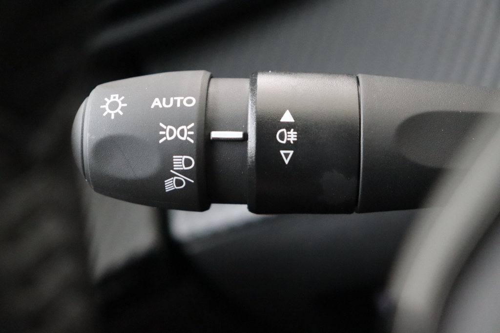 PEUGEOT 2008 Allure  1.2 Turbo 100 hp Man. 6    - ref: 7-56301 - Photo 17