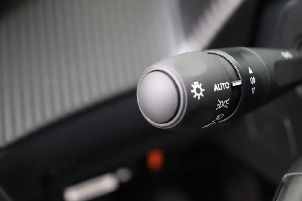 PEUGEOT 2008 Allure  1.2 Turbo 100 hp Man. 6    - ref: 7-56311 - Photo 18