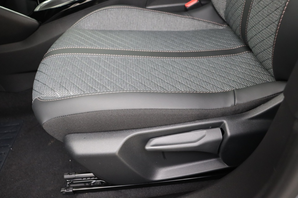 PEUGEOT 2008 Allure  1.2 Turbo 100 hp Man. 6    - ref: 7-56313 - Photo 14