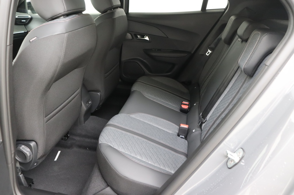 PEUGEOT 2008 Allure  1.2 Turbo 100 hp Man. 6    - ref: 7-56313 - Photo 16