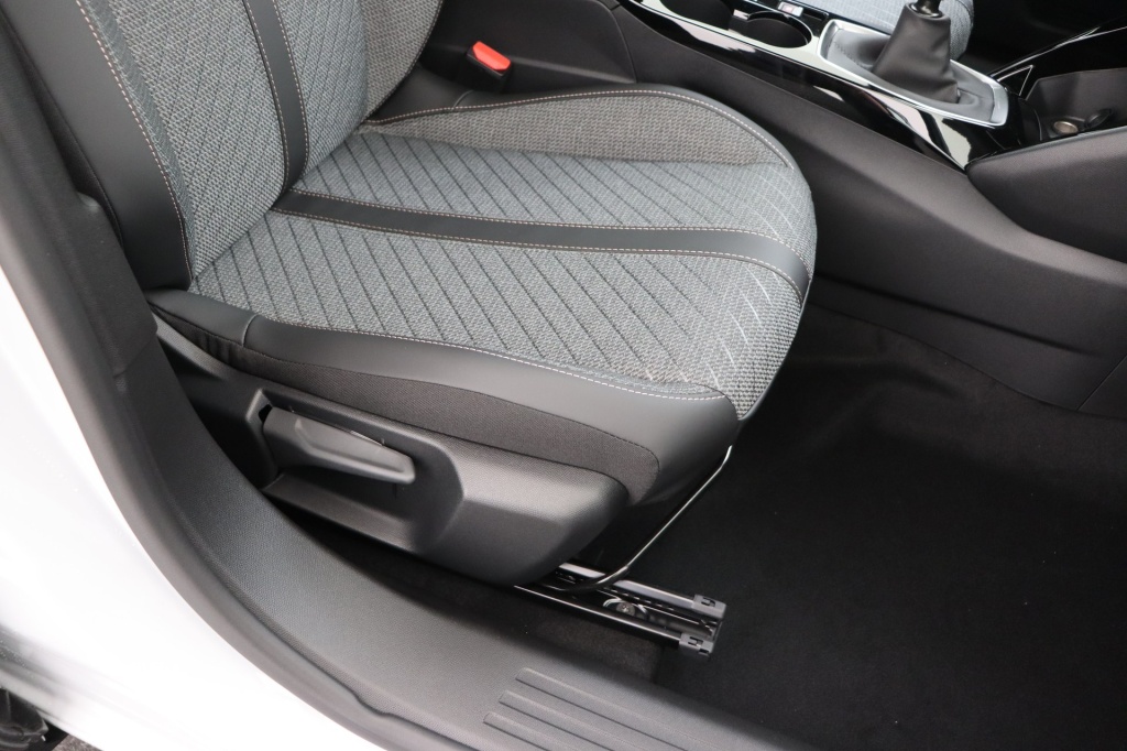 PEUGEOT 2008 Allure  1.2 Turbo 100 hp Man. 6    - ref: 7-56336 - Photo 16