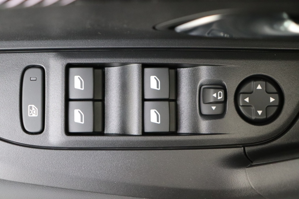 PEUGEOT 2008 Allure Hybrid 145 hp e-DSC6 - ref: 7-56882 - Photo 17