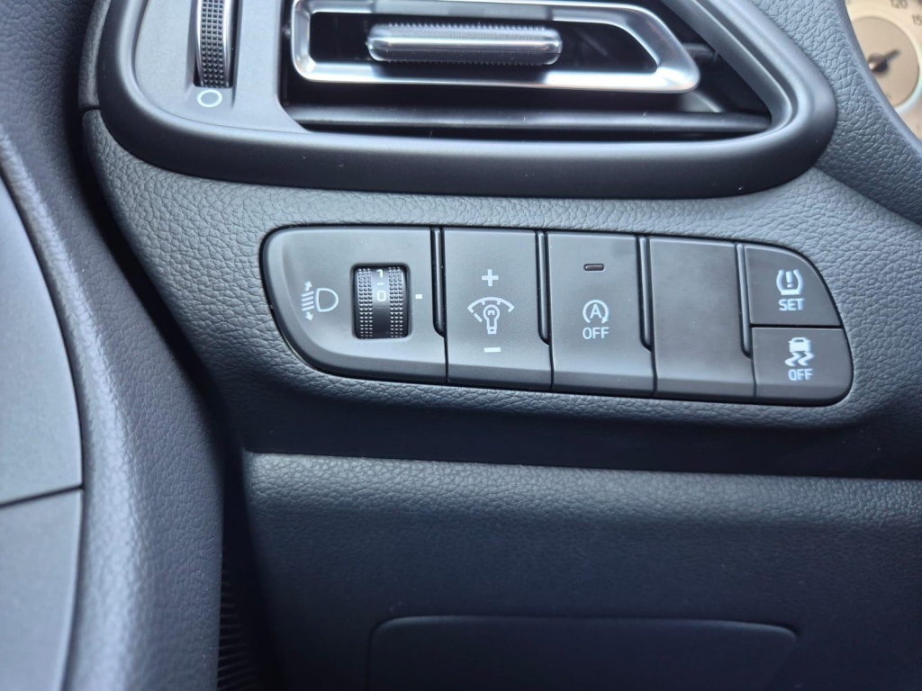 HYUNDAI i30 1.6 Gasoline 150hp - ref: 7-60285 - Photo 14