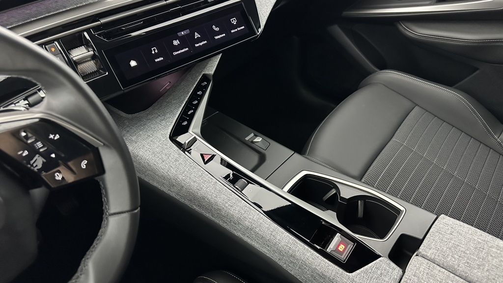 PEUGEOT 3008 1.2 Hybrid 136ch Allure e-DCS6 - ref: 8-GLI00002579 - Photo 16