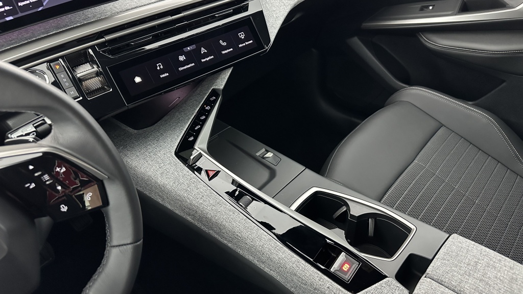 PEUGEOT 3008 1.2 Hybrid 136ch Allure e-DCS6 - ref: 8-GLI00002826 - Photo 16