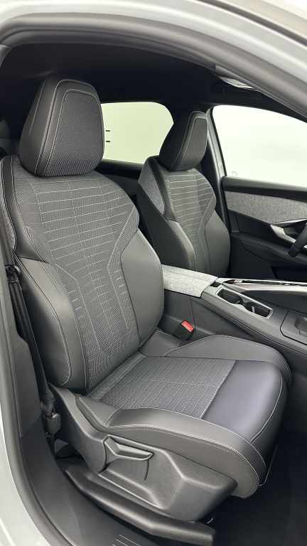 PEUGEOT 3008 1.2 Hybrid 136ch Allure e-DCS6 - ref: 8-GLI00002826 - Photo 17