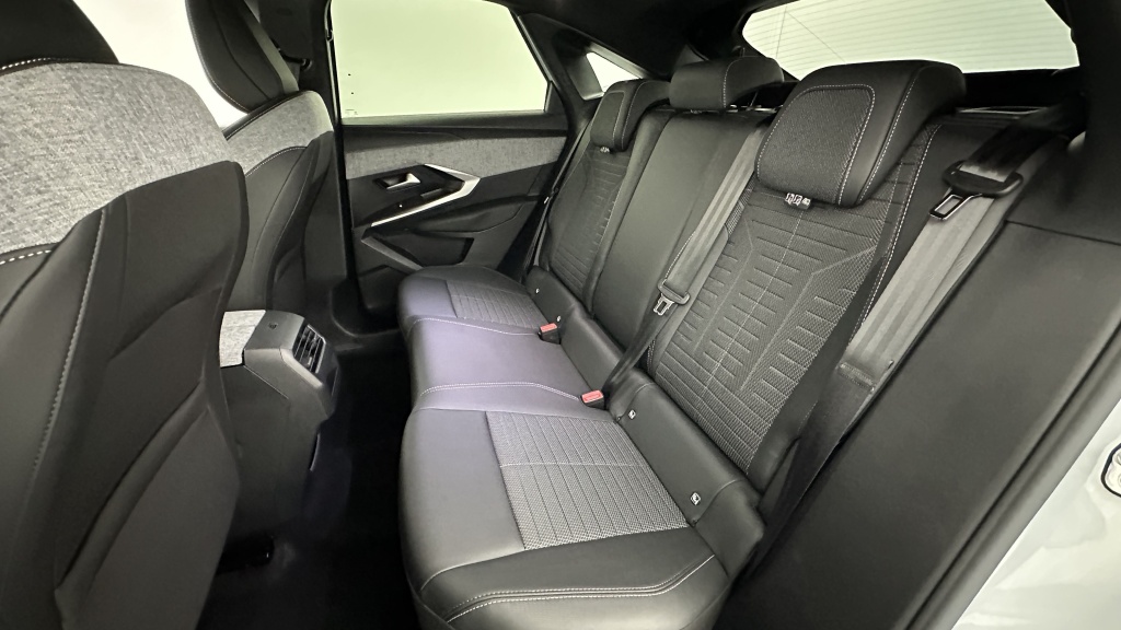 PEUGEOT 3008 1.2 Hybrid 136ch Allure e-DCS6 - ref: 8-GLI00002826 - Photo 9