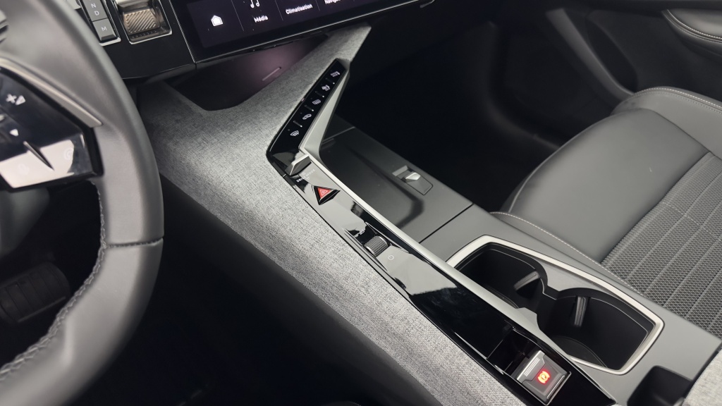 PEUGEOT 3008 1.2 Hybrid 136ch Allure e-DCS6 - ref: 8-GLI00002827 - Photo 16