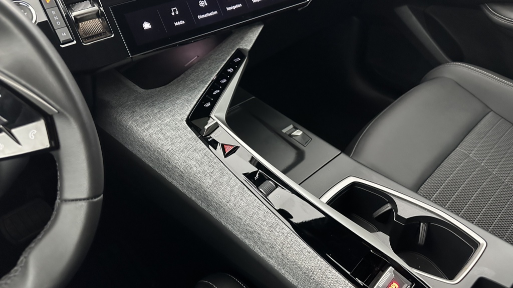 PEUGEOT 3008 1.2 Hybrid 136ch Allure e-DCS6 - ref: 8-GLI00002828 - Photo 16