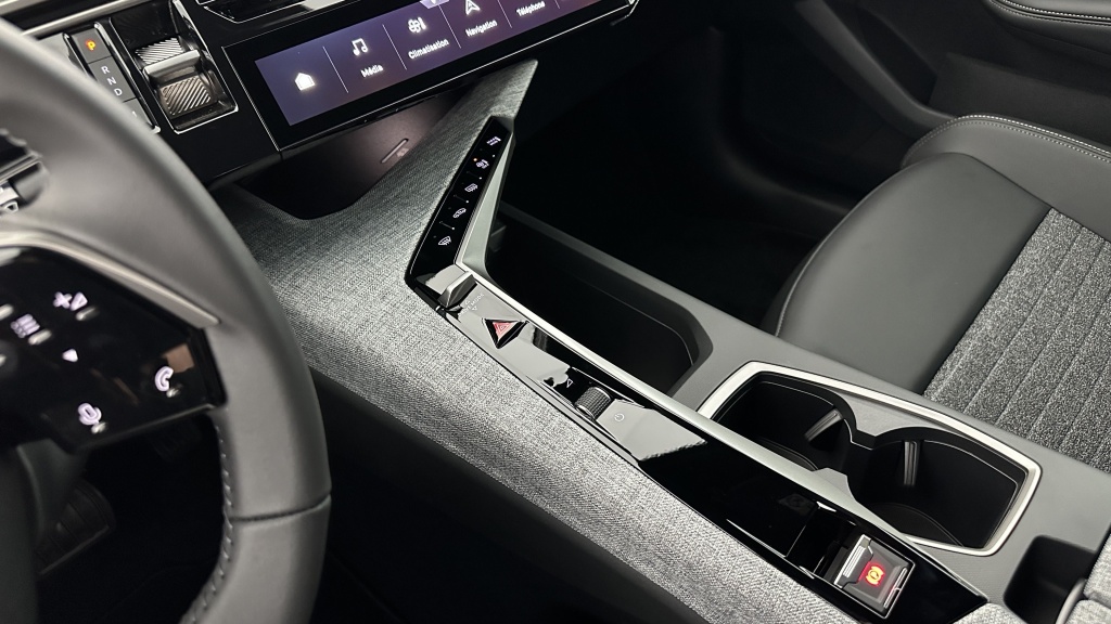 PEUGEOT 3008 1.2 Hybrid 145ch Allure e-DCS6 - ref: 8-GLI00006041 - Photo 17