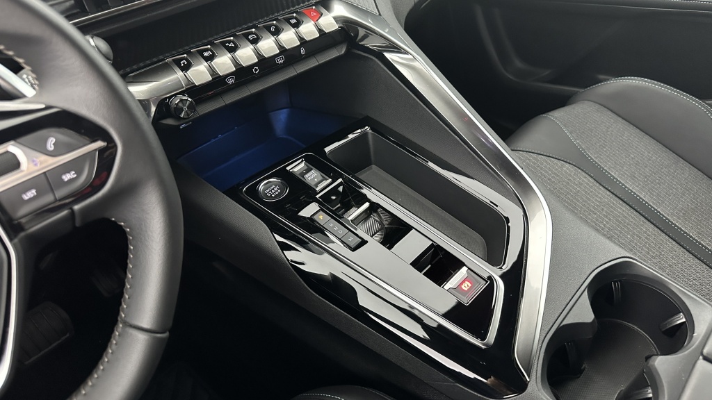 PEUGEOT 3008 1.2 Hybrid 136ch Allure Pack e-DCS6 - ref: 8-GLI00006268 - Photo 16