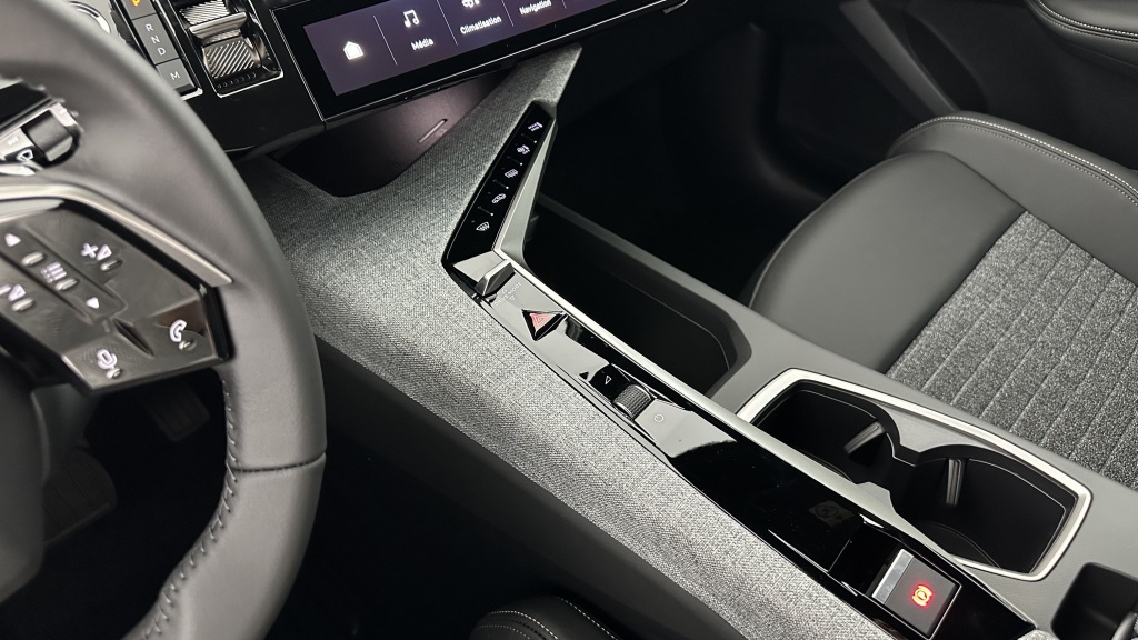 PEUGEOT 5008 1.2 Hybrid 145ch Allure e-DCS6 - ref: 8-GLI00008312 - Photo 18