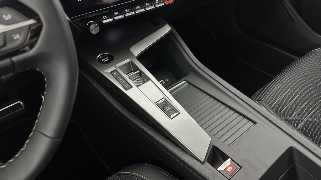 PEUGEOT 308 III(2) 1.2 Hybrid 145ch GT e-DCS6 - ref: 8-GLI00010342 - Photo 17