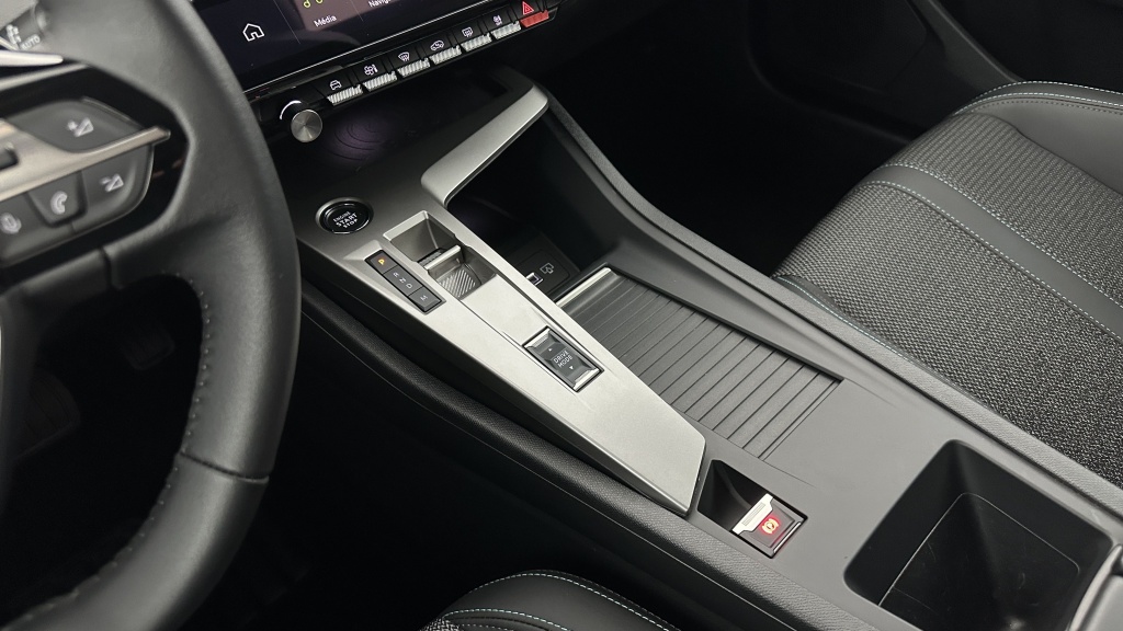 PEUGEOT 308 1.2 Hybrid 136ch Allure e-DCS6 - ref: 8-GLI00011681 - Photo 17