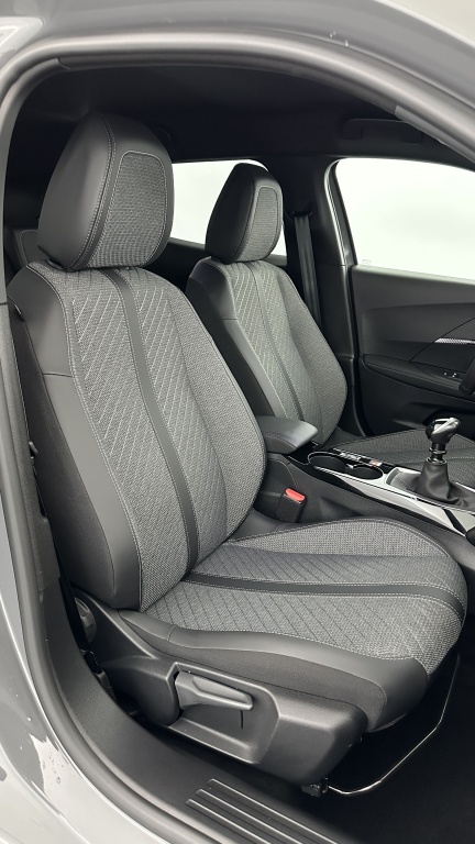 PEUGEOT 2008 1.2 PureTech 100ch Allure - ref: 8-GLI00012400 - Photo 18