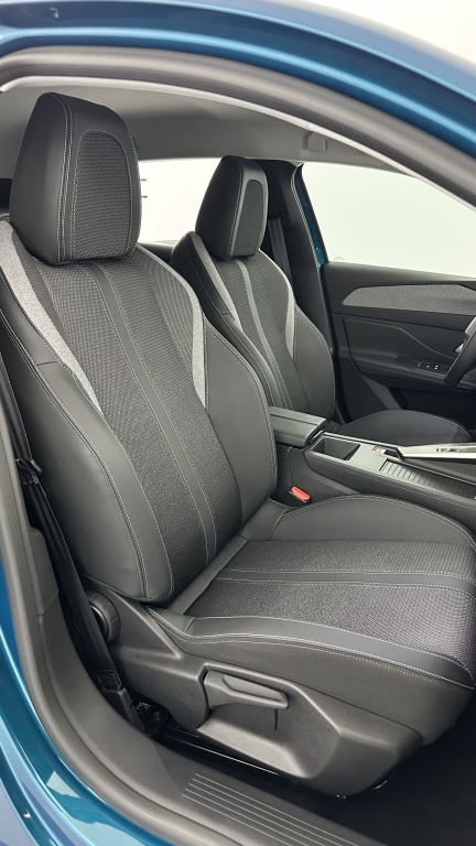 PEUGEOT 308 1.2 Hybrid 136ch Allure e-DCS6 - ref: 8-GLI00012402 - Photo 17