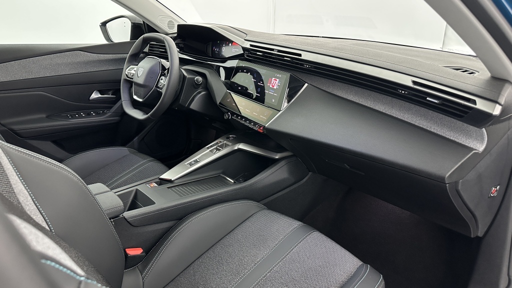 PEUGEOT 308 1.2 Hybrid 145ch Allure e-DCS6 - ref: 8-GLI00012404 - Photo 8