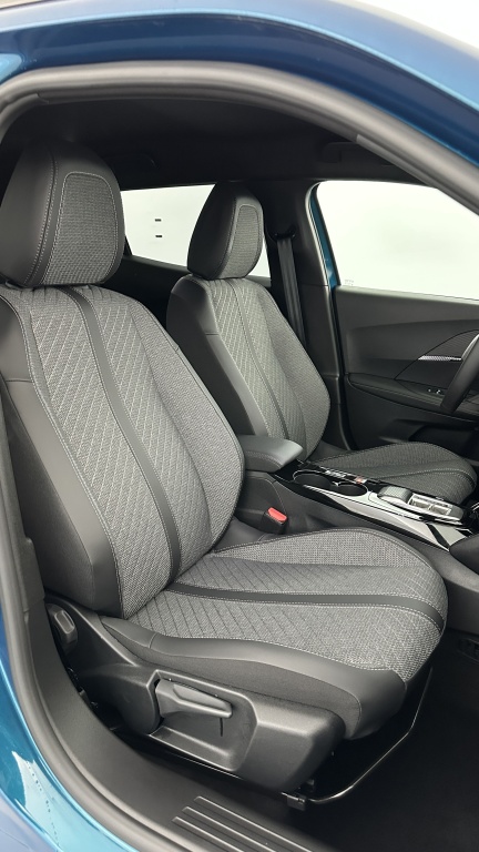 PEUGEOT 2008 II 1.2 Hybrid 145ch Allure e-DCS6 - ref: 8-GLI00012414 - Photo 18