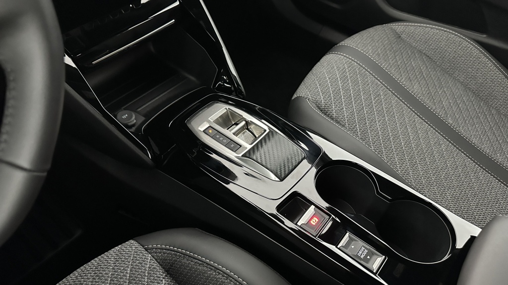 PEUGEOT 2008 II 1.2 Hybrid 145ch Allure e-DCS6 - ref: 8-GLI00012424 - Photo 17