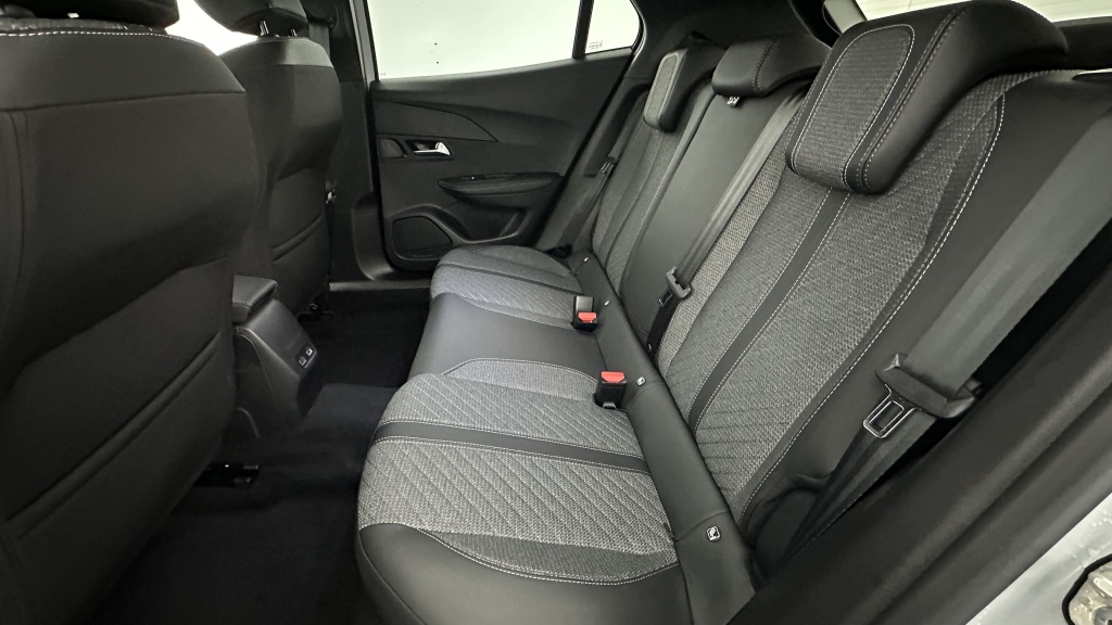 PEUGEOT 2008 II 1.2 Hybrid 136ch Allure e-DCS6 - ref: 8-GLI00012451 - Photo 9