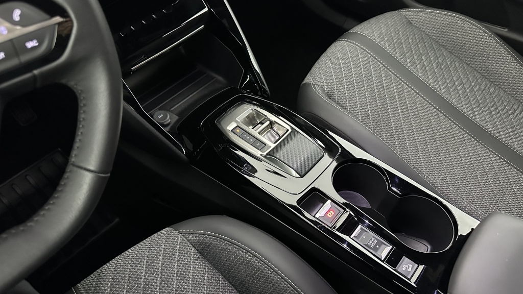 PEUGEOT 2008 II 1.2 Hybrid 145ch Allure e-DCS6 - ref: 8-GLI00012462 - Photo 17