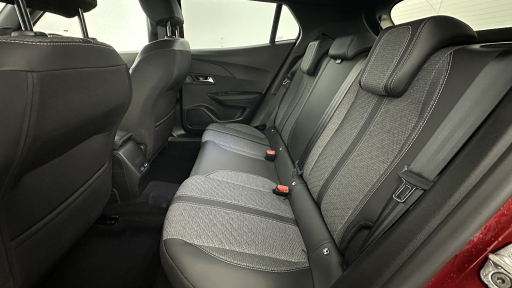 PEUGEOT 2008 II 1.2 Hybrid 136ch Allure e-DCS6 - ref: 8-GLI00012469 - Photo 9