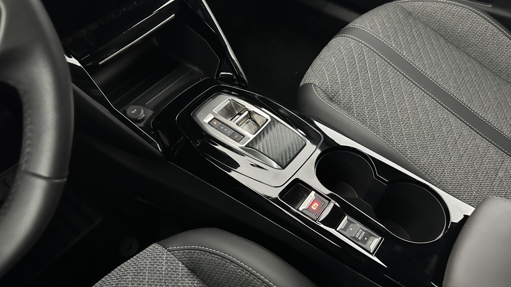 PEUGEOT 2008  II 1.2 Hybrid 145ch Allure e-DCS6 - ref: 8-GLI00012499 - Photo 17