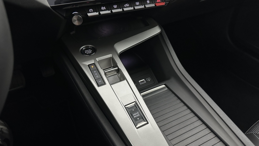 PEUGEOT 308 1.2 Hybrid 136ch Allure e-DCS6 - ref: 8-GLI00021543 - Photo 17