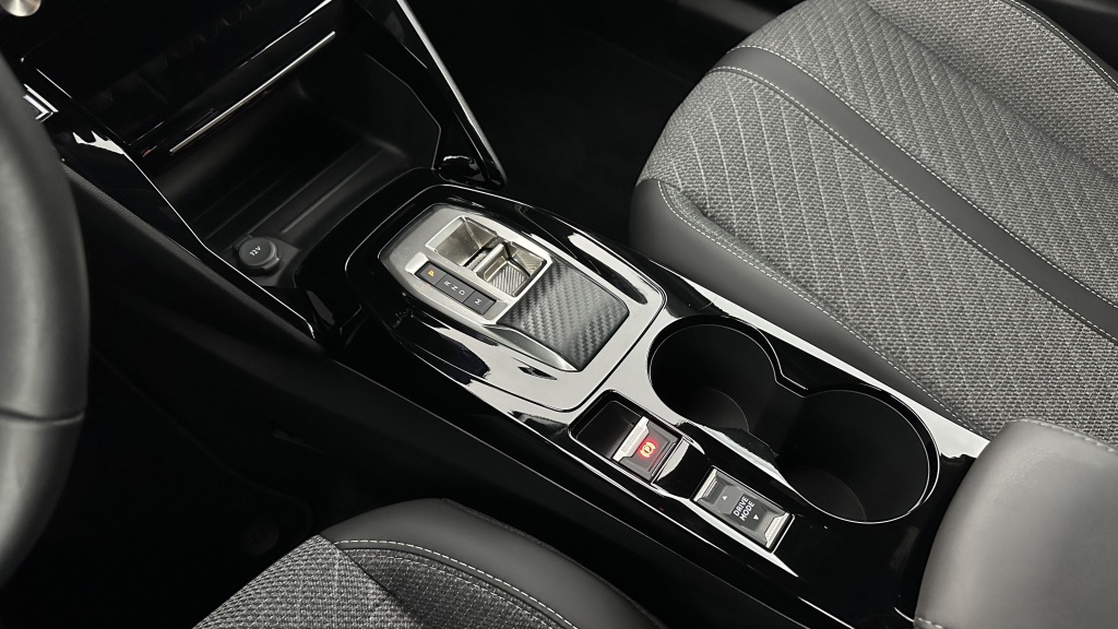 PEUGEOT 2008 II 1.2 Hybrid 136ch Allure e-DCS6 - ref: 8-GLI00026365 - Photo 17