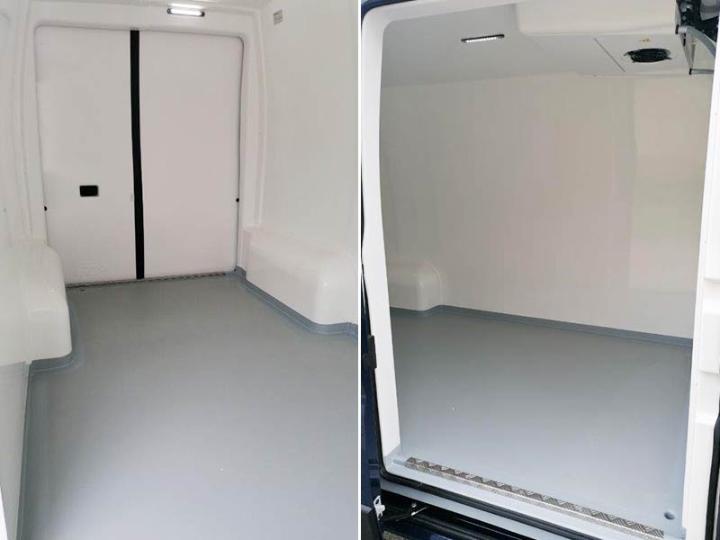 Vue de la zone de chargement depuis la porte latérale après aménagement frigorifique sur le véhicule utilitaire