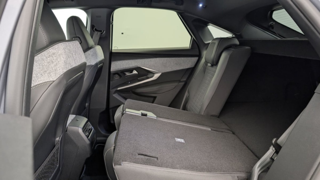 PEUGEOT 3008 Hybrid 145 e-DCS6 GT - ref: 1-320067 - Photo 10