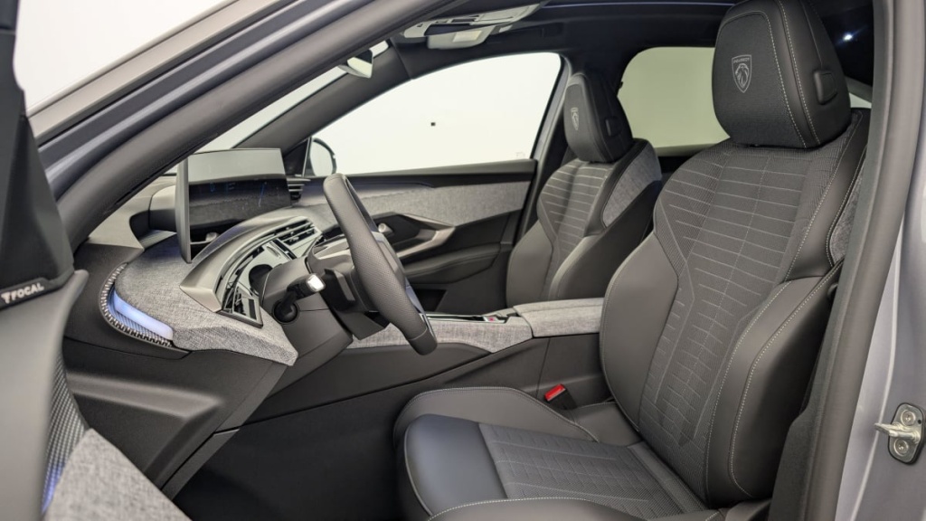 PEUGEOT 3008 Hybrid 145 e-DCS6 GT - ref: 1-320067 - Photo 14