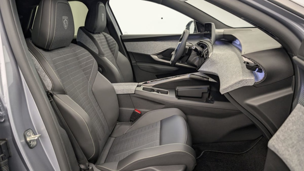 PEUGEOT 3008 Hybrid 145 e-DCS6 GT - ref: 1-320067 - Photo 7