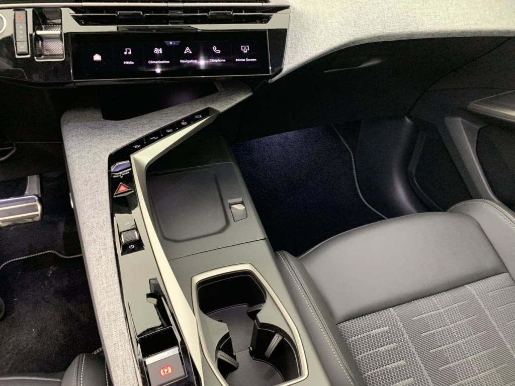 PEUGEOT 3008 Hybrid 145 e-DCS6 GT - ref: 1-330261 - Photo 18