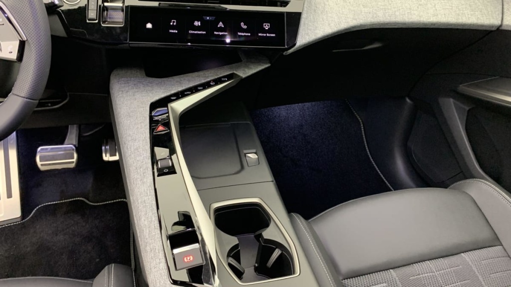 PEUGEOT 5008 Hybrid 145 e-DCS6 GT - ref: 1-330426 - Photo 18