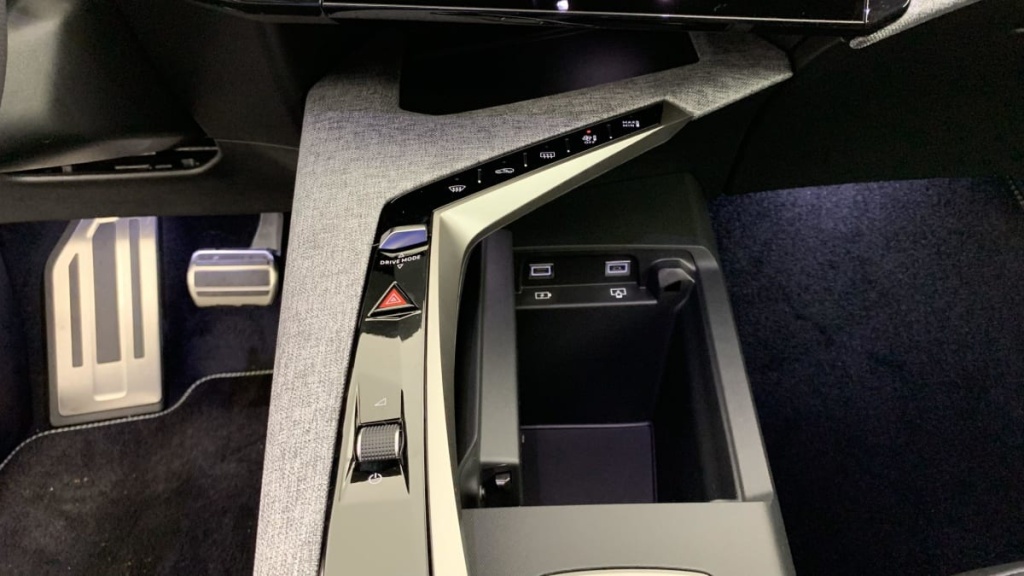 PEUGEOT 5008 Hybrid 145 e-DCS6 GT - ref: 1-330426 - Photo 19