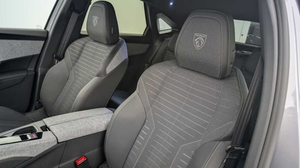 PEUGEOT 3008 Hybrid 145 e-DCS6 GT - ref: 1-333072 - Photo 15