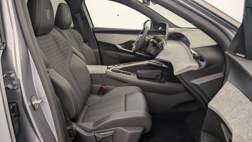 PEUGEOT 3008 Hybrid 145 e-DCS6 GT - ref: 1-333072 - Photo 9