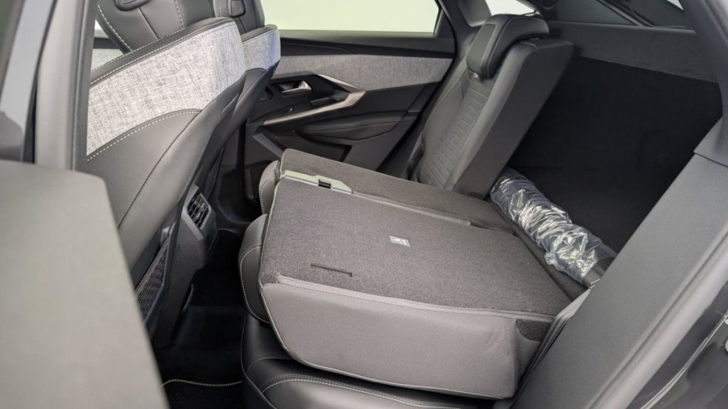 PEUGEOT 3008 Hybrid 145 e-DCS6 GT - ref: 1-333109 - Photo 12