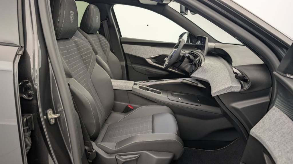 PEUGEOT 3008 Hybrid 145 e-DCS6 GT - ref: 1-333109 - Photo 9