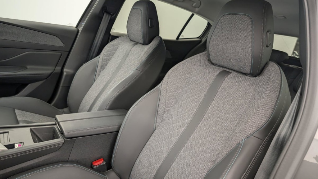 PEUGEOT 408 Hybrid 136 e-DCS6 Allure - ref: 1-334635 - Photo 16