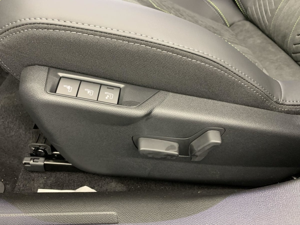 PEUGEOT 2008 Hybrid 145 e-DCS6 GT - ref: 1-337290 - Photo 19
