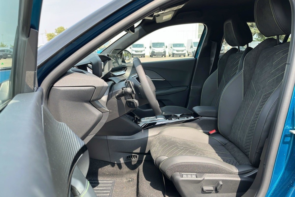 PEUGEOT 2008 Hybrid 145 e-DCS6 GT - ref: 1-337296 - Photo 9